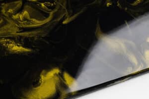 DEEP BLACK & YELLOW GOLD – Suelo de resina para verter